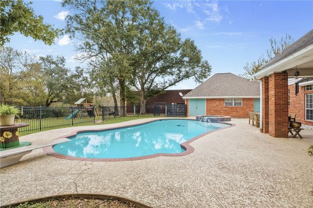 3905 N briarwood Drive, Brenham, TX 77833