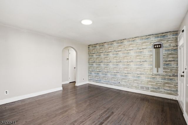 629 Erudo St, Linden City, NJ 07036