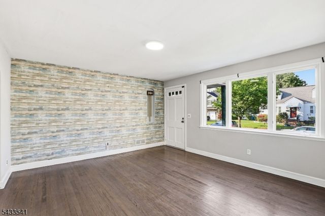 629 Erudo St, Linden City, NJ 07036
