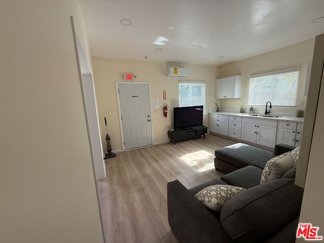 1715 W 64th Street, Los Angeles, CA 90047