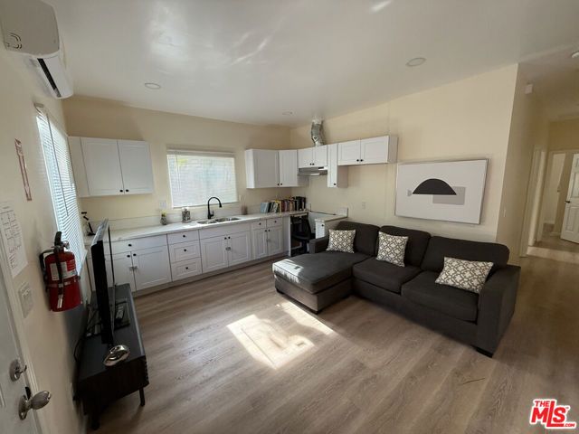 1715 W 64th Street, Los Angeles, CA 90047