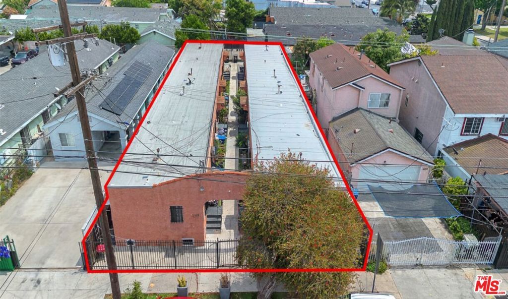 Image 3 of property listing at -11020 Compton Avenue, Los Angeles, CA 90059