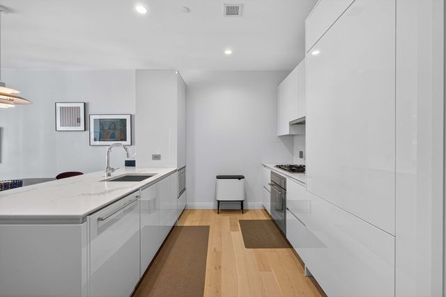 135 Seaport Blvd 2001, Boston, MA 02110