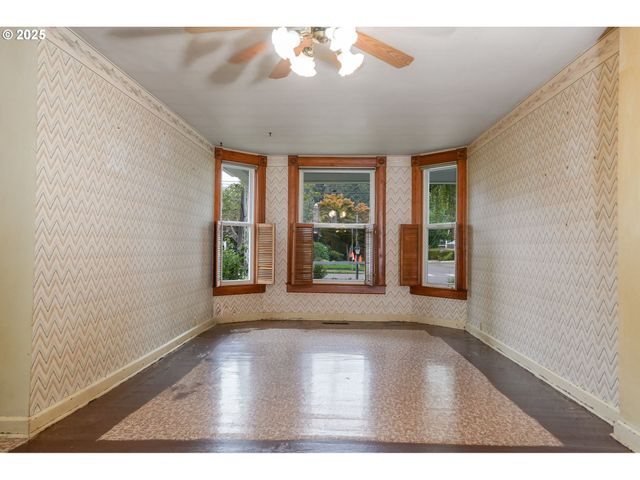 601 S WATER St, Silverton, OR 97381