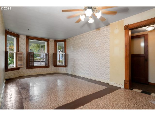 601 S WATER St, Silverton, OR 97381