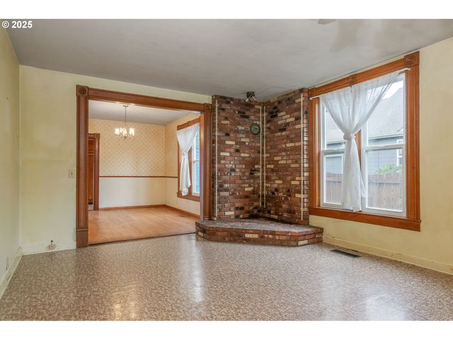 601 S WATER St, Silverton, OR 97381