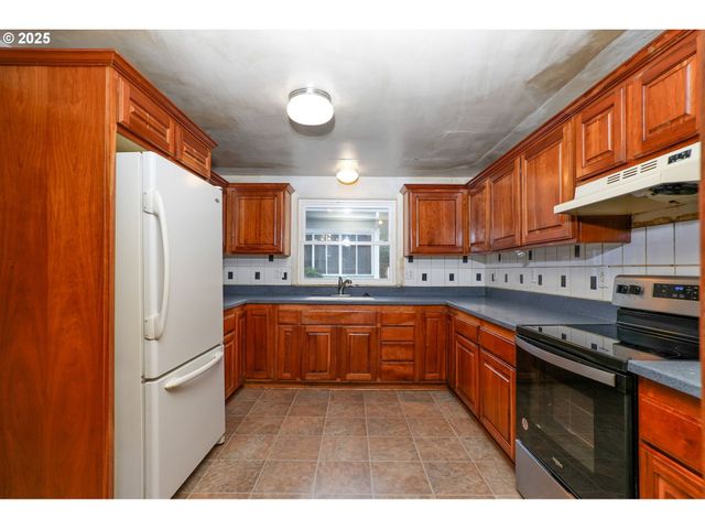 601 S WATER St, Silverton, OR 97381