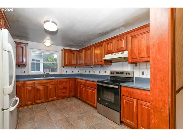 601 S WATER St, Silverton, OR 97381