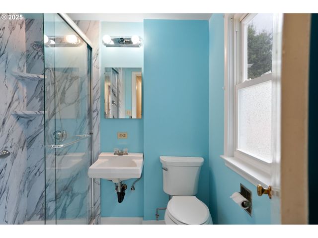 601 S WATER St, Silverton, OR 97381