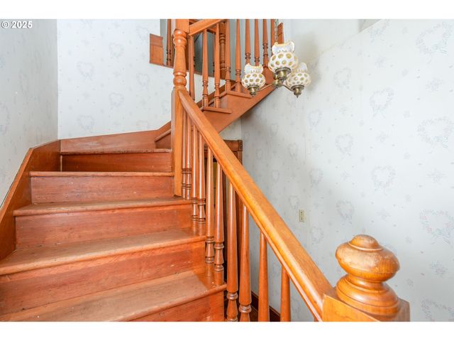 601 S WATER St, Silverton, OR 97381