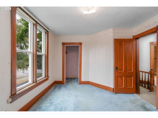 601 S WATER St, Silverton, OR 97381