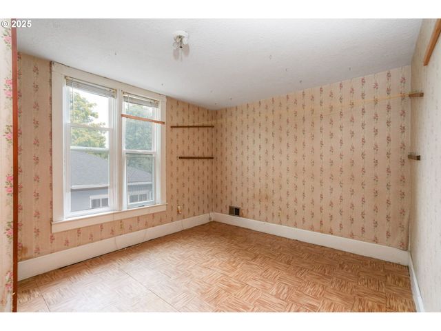 601 S WATER St, Silverton, OR 97381