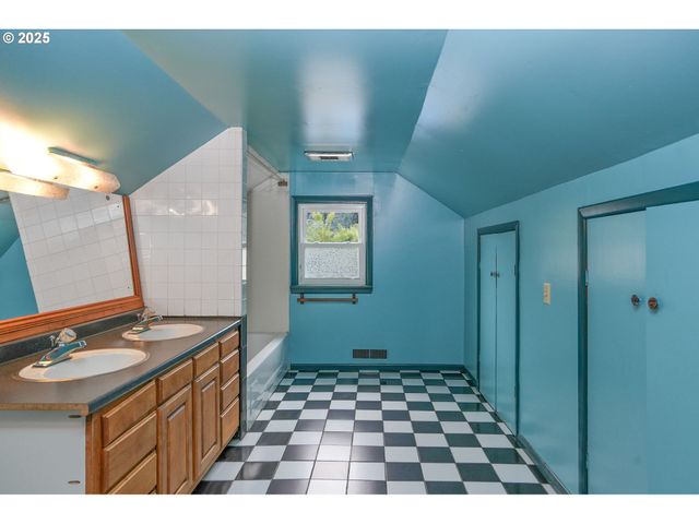 601 S WATER St, Silverton, OR 97381