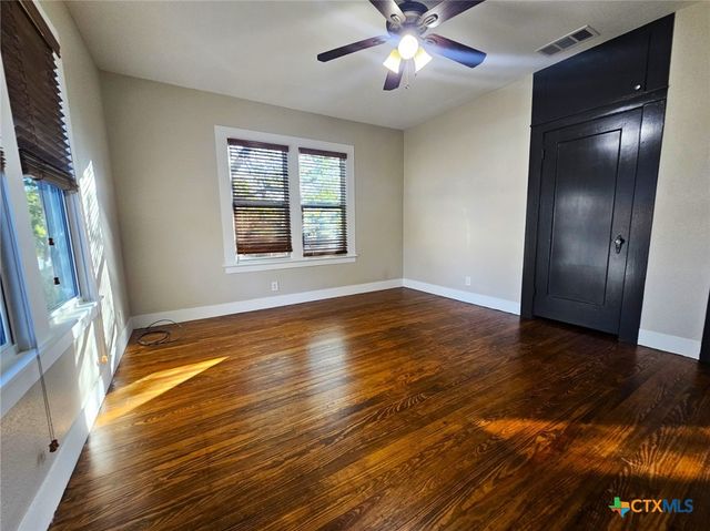 624 S Austin Street, Seguin, TX 78155