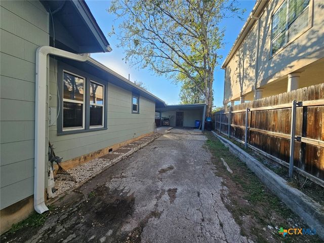 624 S Austin Street, Seguin, TX 78155