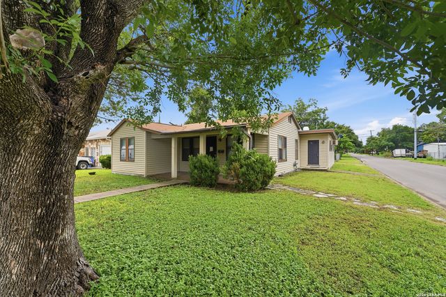 703 E Weinert, Seguin, TX 78155