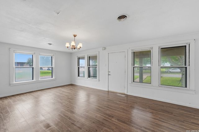 703 E Weinert, Seguin, TX 78155