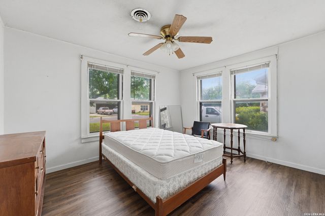 703 E Weinert, Seguin, TX 78155