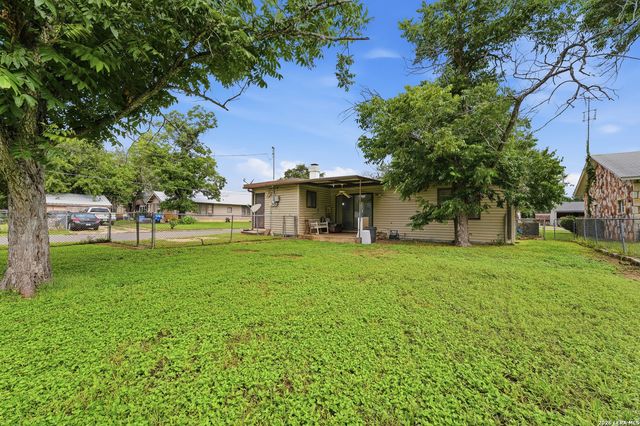 703 E Weinert, Seguin, TX 78155