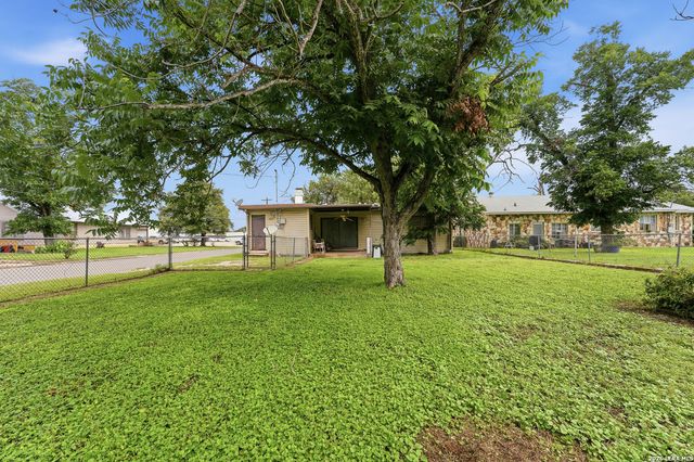 703 E Weinert, Seguin, TX 78155