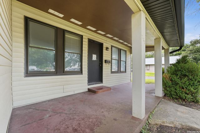 703 E Weinert, Seguin, TX 78155