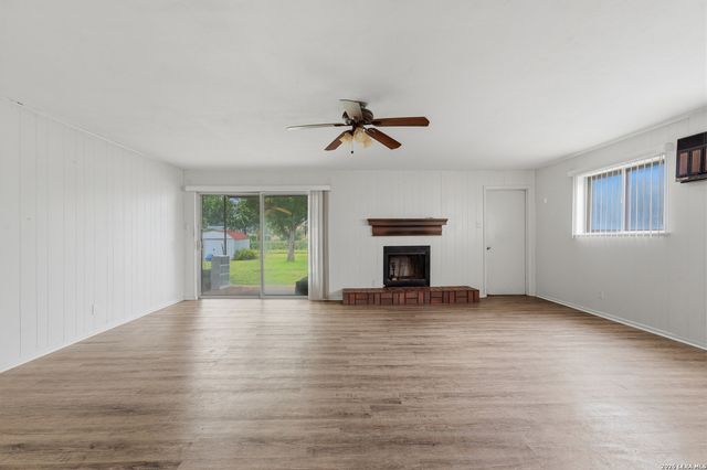 703 E Weinert, Seguin, TX 78155