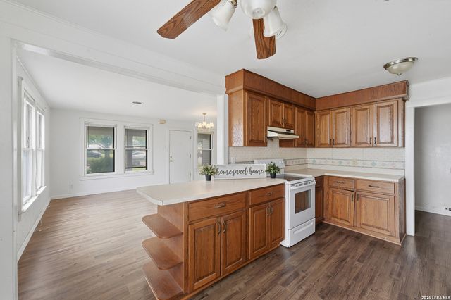 703 E Weinert, Seguin, TX 78155