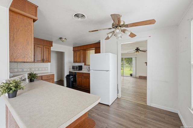703 E Weinert, Seguin, TX 78155