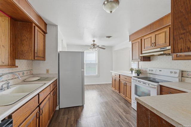 703 E Weinert, Seguin, TX 78155