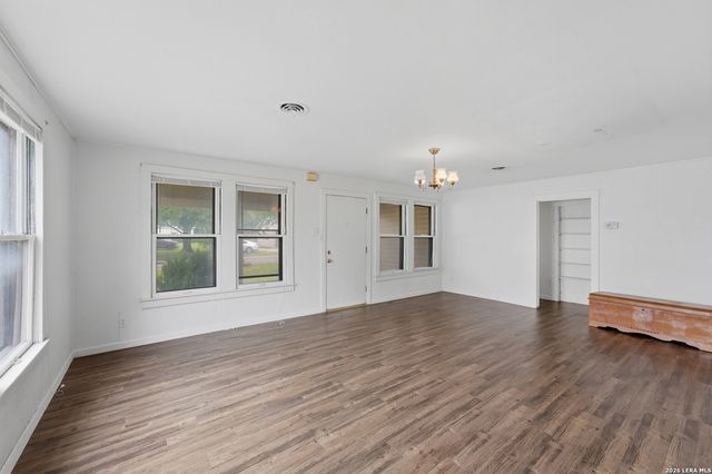 703 E Weinert, Seguin, TX 78155