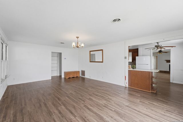 703 E Weinert, Seguin, TX 78155