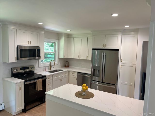 1 Morris Drive, Hyde Park, NY 12538
