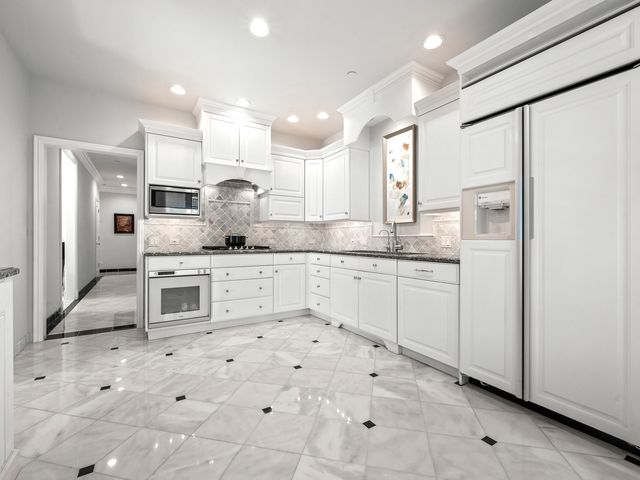 485 Oakwood Avenue D-2, Lake Forest, IL 60045