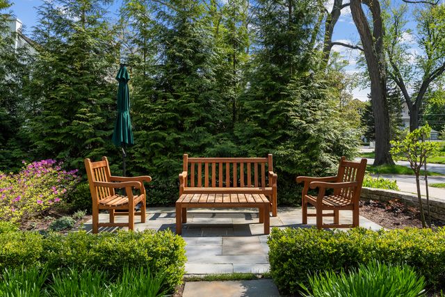 485 Oakwood Avenue D-2, Lake Forest, IL 60045