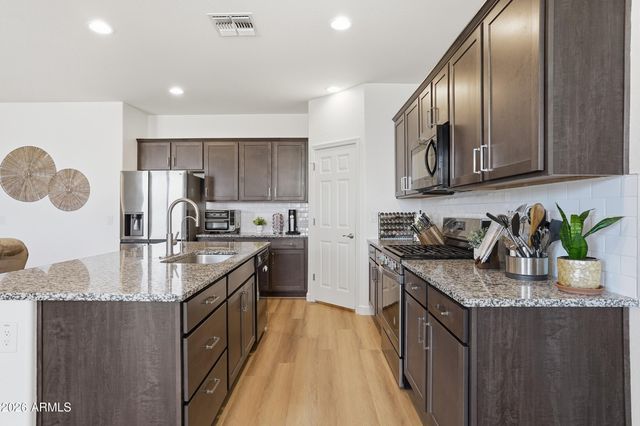 628 W WHITE SANDS Drive, San Tan Valley, AZ 85140