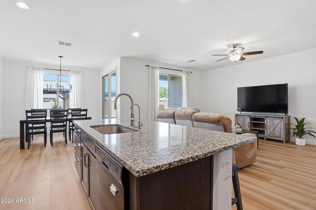 628 W WHITE SANDS Drive, San Tan Valley, AZ 85140