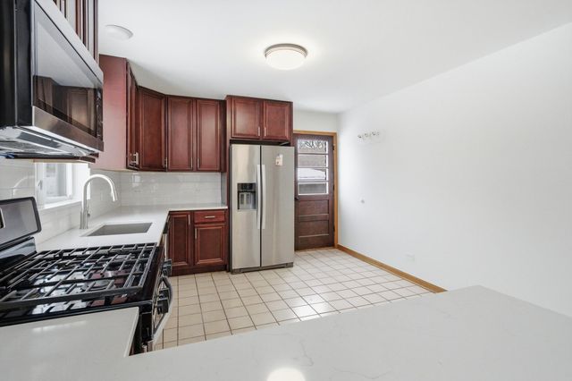 21122 S Hillside Road, Frankfort, IL 60423