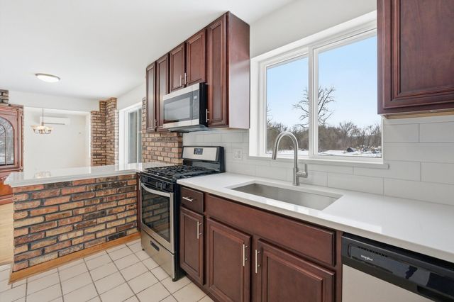 21122 S Hillside Road, Frankfort, IL 60423