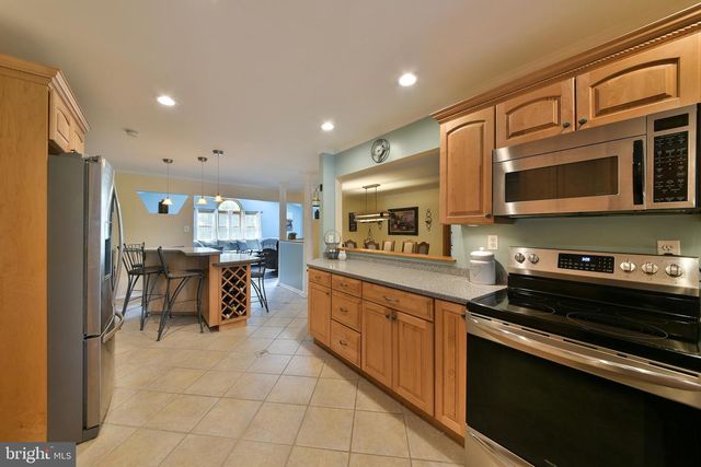 65 HAWK RD, Levittown, PA 19056