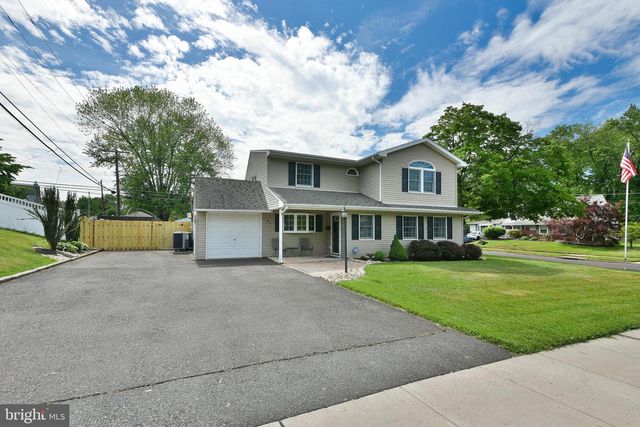 65 HAWK RD, Levittown, PA 19056