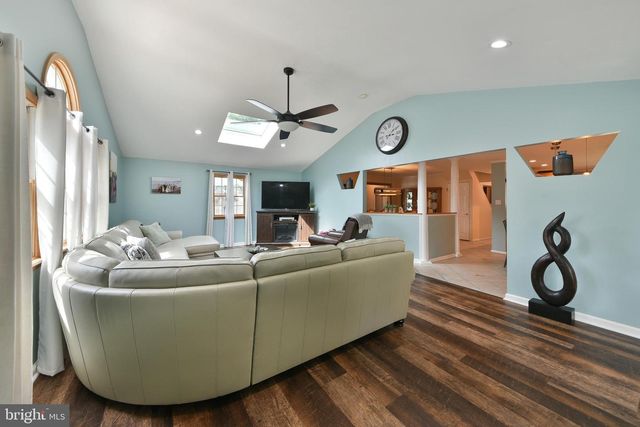 65 HAWK RD, Levittown, PA 19056