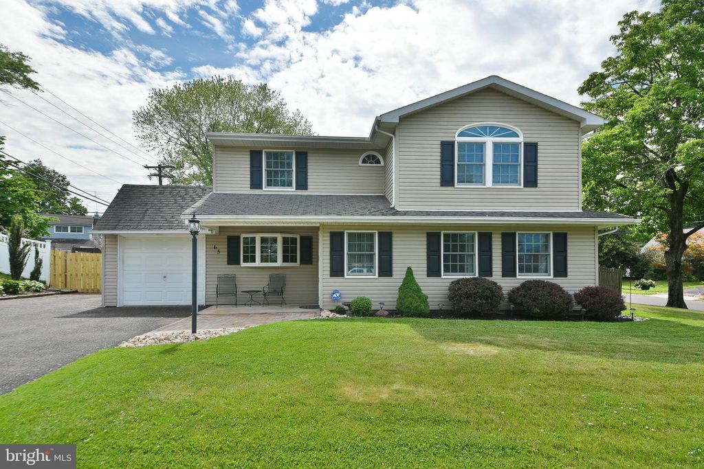 65 HAWK RD, Levittown, PA 19056