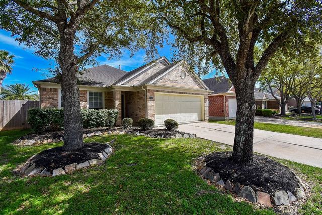 2111 Sailwind Drive, Pearland, TX 77584