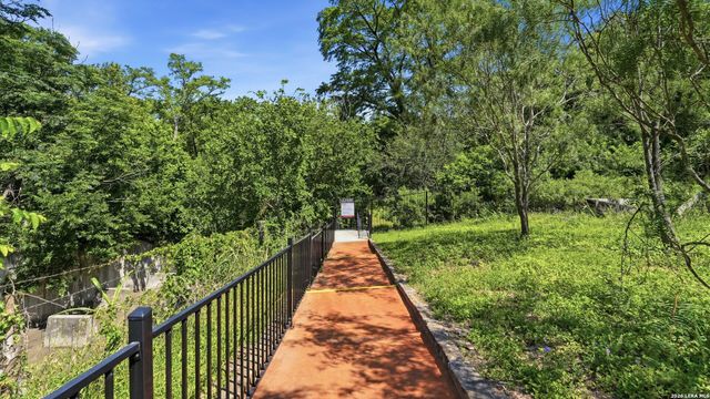 1329 RIVER PLACE DR, New Braunfels, TX 78130
