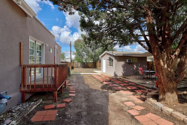 615 Edith Boulevard SE, Albuquerque, NM 87102