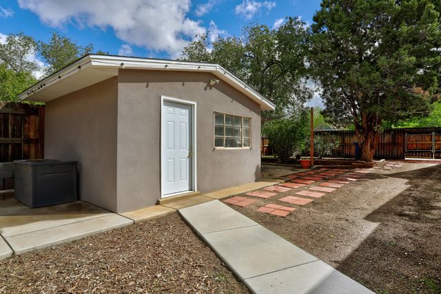 615 Edith Boulevard SE, Albuquerque, NM 87102