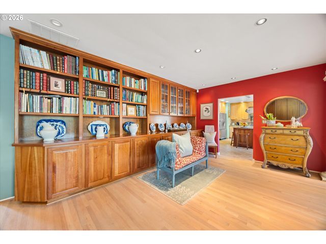 7880 Sw Westmoor Way, Portland, OR 97225