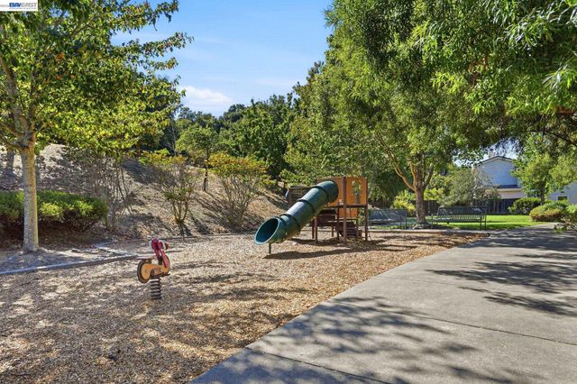 1015 Canyon Oaks Dr, El Sobrante, CA 94803