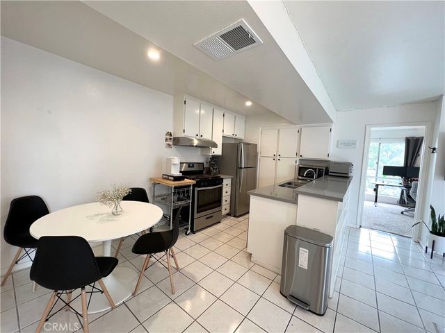 2847 S Fairview Street H, Santa Ana, CA 92704
