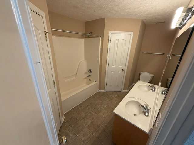 1726 Luton Dr, La Vergne, TN 37086